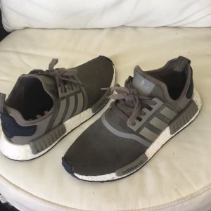  - Adidas nmd, använda några gånger! Men jävligt fräscha och häftiga!! Olive green