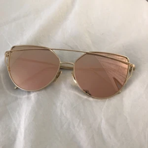  - Nya snygga solglasögon i spegelglas