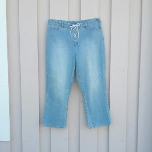 - Vintage jeans med snörning fram, snygg tvätt, toppen för sommaren! 100% bomull.