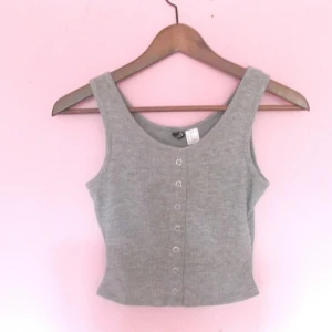  - Oanvänd kort, tajt topp. Knapparna går ej att knäppa upp. Stretchig.