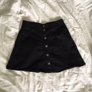  - Svart jeanskjol med lite slitna knappar från monki, så bekväm! 