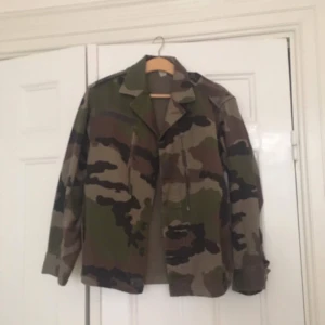  - Militärjacka köpt second hand i Berlin. Sitter perfekt på och passar en storlek small 🦀 Så fin men använder tyvärr ej