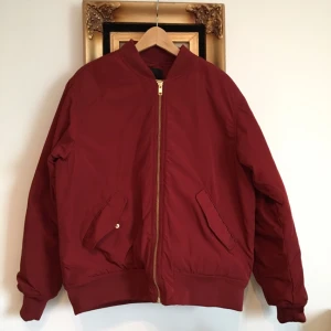  - Knappt använd bomber från Monki i storlek M. Nyköpt pris: 300kr. Frakt tillkommer om vi inte kan mötas upp i Lund ⭐️