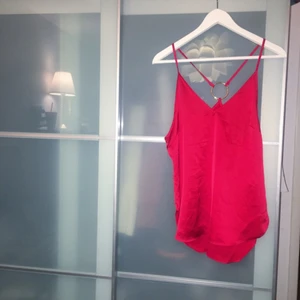  - Satin Linné i röd färg! Jätte fin. 