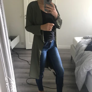  - Kappa från Bikbok, använd endast två gånger. Förstår för mig och tycker inte bilden är rättvis, kappan är finare i vekligheten. 