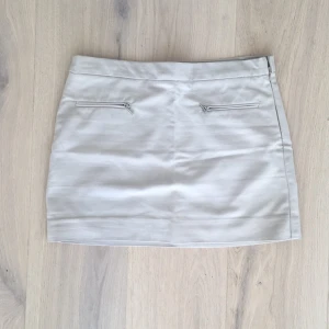  - Fin kjol från Mango, knappt använd