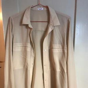  - Beige blus från Filippa K i nyskick, storlek small, nypris 1299kr