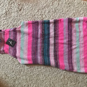  - Fint stickat ny klänning. Kort modell. 