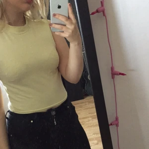  - En gul polotröja/linne från Monki!! Hur söt som helst 🐝 Kan mötas upp i Östersund; annars står köparen för frakten!