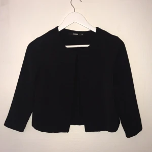  - Kofta säljes pga. att jag växt ur den samt garderobsrensning. Använt vid ett festtillfälle. Kan mötas upp i centrala Stockholm.