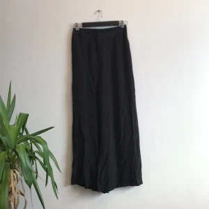  - Sköna byxor från weekday som fladdrar i vinden! Resår i bak.