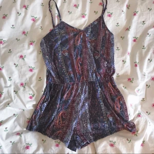  - somrig byxdress i fint mönster från gina tricot. knappt använd. justerbara axelband och stretchig midja! eftersom den är kort och justerbar passar den många. köparen står för frakt!☀️