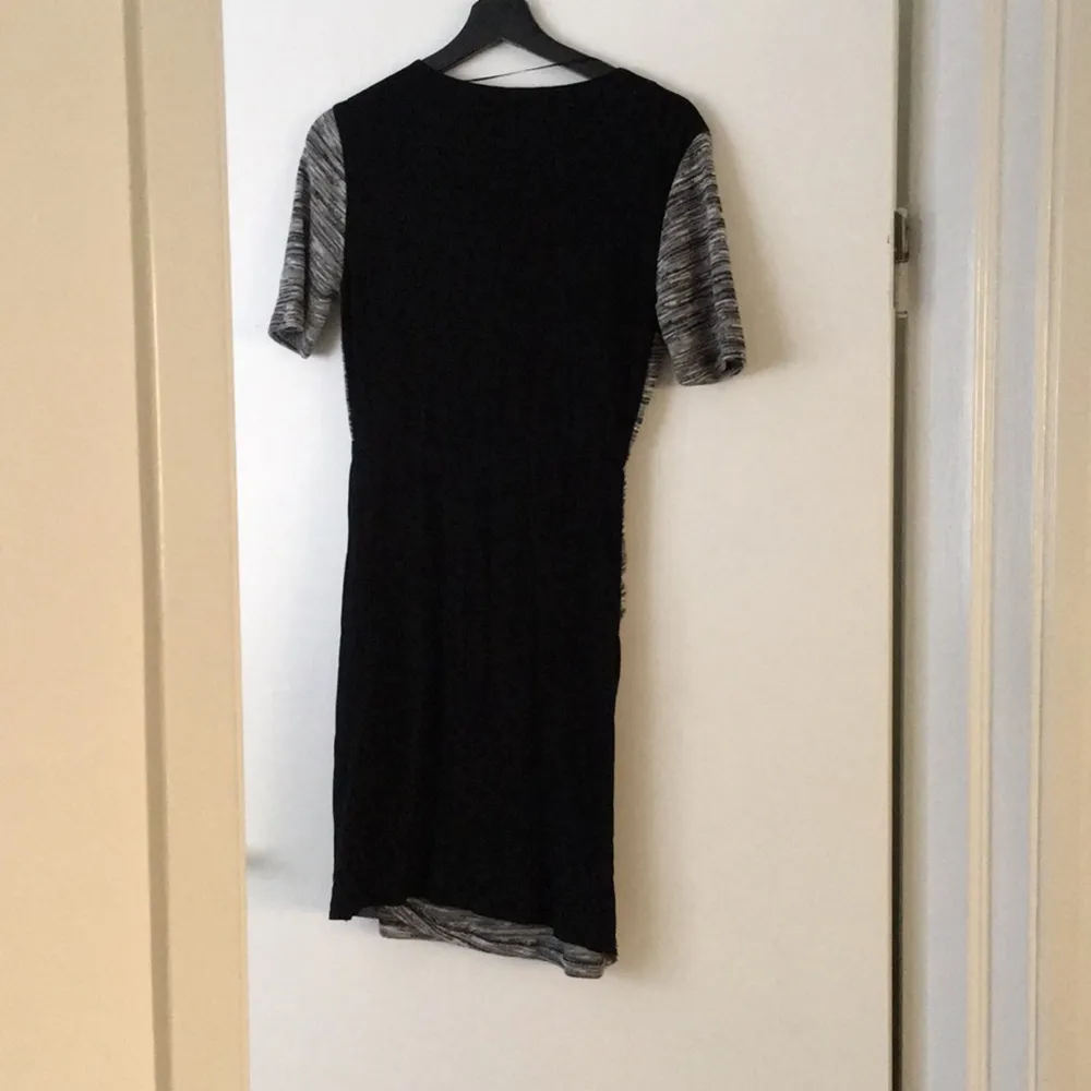 Vila strechig svart grå melerad klänning. Oanvänd. Klänningar.