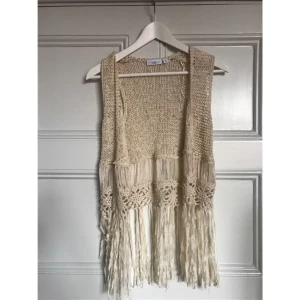  - Virkad väst från New Look. Är i storlek 36 men passar alla mellan 34-38. Köparen står för frakten och betalning sker via swish.