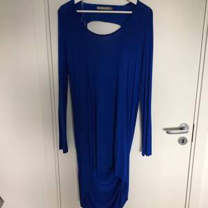 Jättefin klarblå klänning med djup rygg. Passar perfekt till vardags eller fest!  Köparen står för frakten :) 