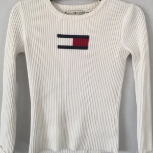  - Tommy Hilfiger långärmad, sparsamt använd 