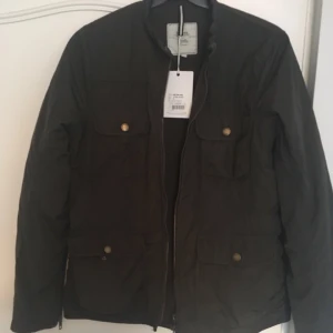  - Khakigrön höst/vårjacka. Oanvänd. 