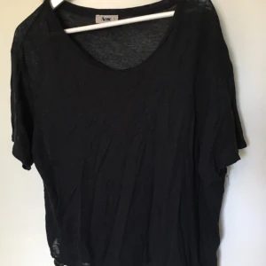  - Svart T-shirt från Acne, over size. 