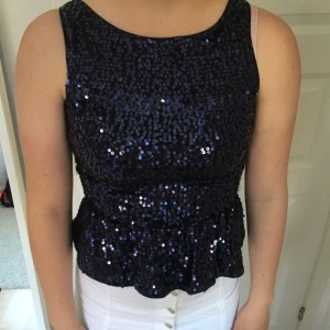  - Superfin partytopp med blå/lila paljetter från bikbok. I storleken XS och använd ett fåtal gånger. 