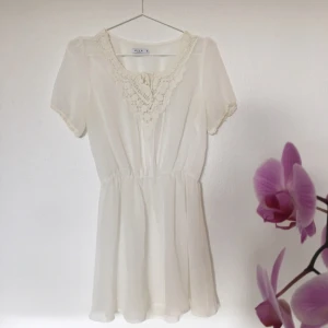  - Superfin vit tunika med broderad krage som tyvärr har blivit för liten för mig. Går även att ha som kort klänning. Använd endast ett fåtal gånger!