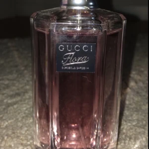  - Flora Gucci parfym 100ml köptes för 1120kr säljer för 400kr pris kan diskuteras.           (Den är inte fake)  