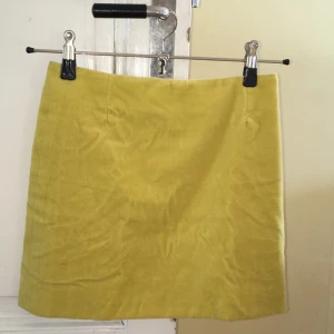  - Gul fodrad velourkjol från Maria Westerlind, hög midja 🌺