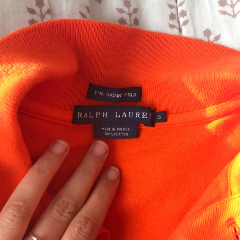 Orange Ralph Lauren piké  Storlek small, men passar även XS Äkta  Köparen betalar frakt Betalning sker via Swish. Skjortor.