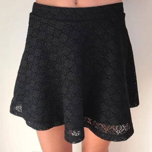  - Svart kjol i storlek XS  Betalning sker via swish  Köparen står för frakt