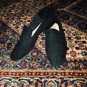  - Ballerina loafers från H&M. Inköpta torsdag 17/8-17 och endast använda en gång till en arbetsintervju. Känner att jag tyvärr inte kommer använda de igen. De säljs i butik nu för 199:- 🌞 slå till! Hör av dig vid frågor. Skickas mot frakt eller mötas upp vid söder.