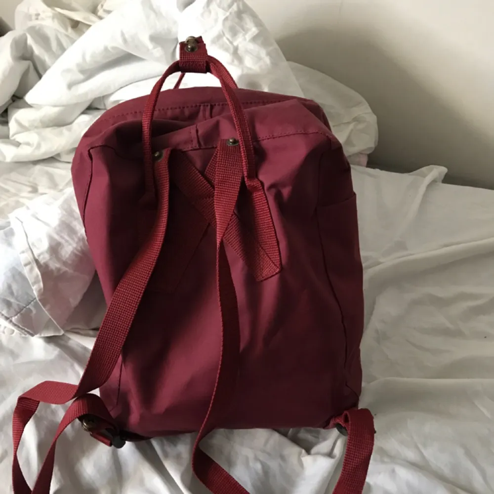vinröd kånken väska (inte äkta, men ser exakt likadan ut)! använd ca 4 ggr så i super bra skick. köparen står för frakten 🤘🏼✨ . Väskor.