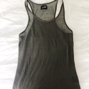  - Grått see-through linne från cheap monday.