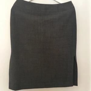  - Fin Penn skirt med slits på båda sidorna! 