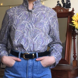  - Supersnygg blommig blus med som turtleneck med små volanger! Älskar <333