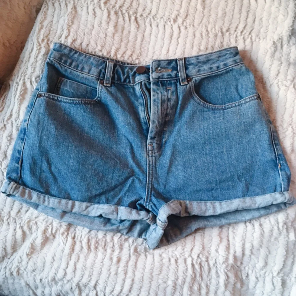 Superfina shorts från asos som tyvärr är en aning för stora för mig, hoppas någon annan kan glädjas av de! I fint skick 🌸. Shorts.