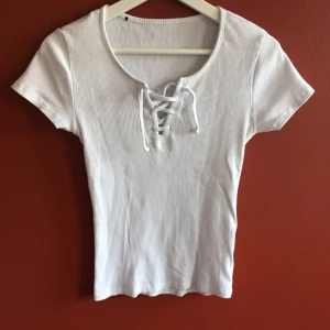  - White top/T-shirt