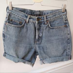 Filippa K shorts. Klippta från ett par jeans.  Avhämtning i centrala Stockholm eller levererans till instabox (finns på vissa Pressbyrån). Köparen står för kostnaden som vanligtvis är 20.