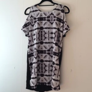  - Skön klänning med bara axlar från hm. Polyester fram viskos bak.
