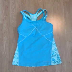  - Köpt i USA. Aldrig använt. Inbyggd sport-bh för bra stöd. Köparen betalar frakt.