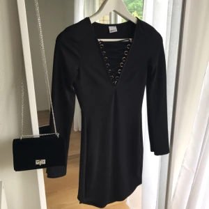  - Snygg klänning med snörning, svart. Passar även en som har S. Som ny 