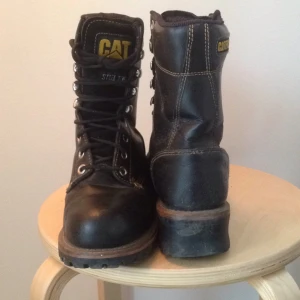  - Caterpillar!  Äkta kängor med stålhätta och vattentätt läder Riktiga sjumilaskor 