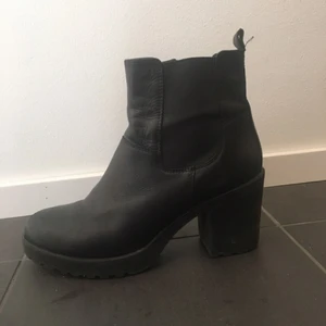  - Vagabond Boots 💅🌹🌨 svarta skinskor strl 39, rejäl sula o gummi ⚔️ fint skick förutom att en bit av dragkedjan på den ena har ramlat av. Den funkar fortfarande men är lite pillig 😊