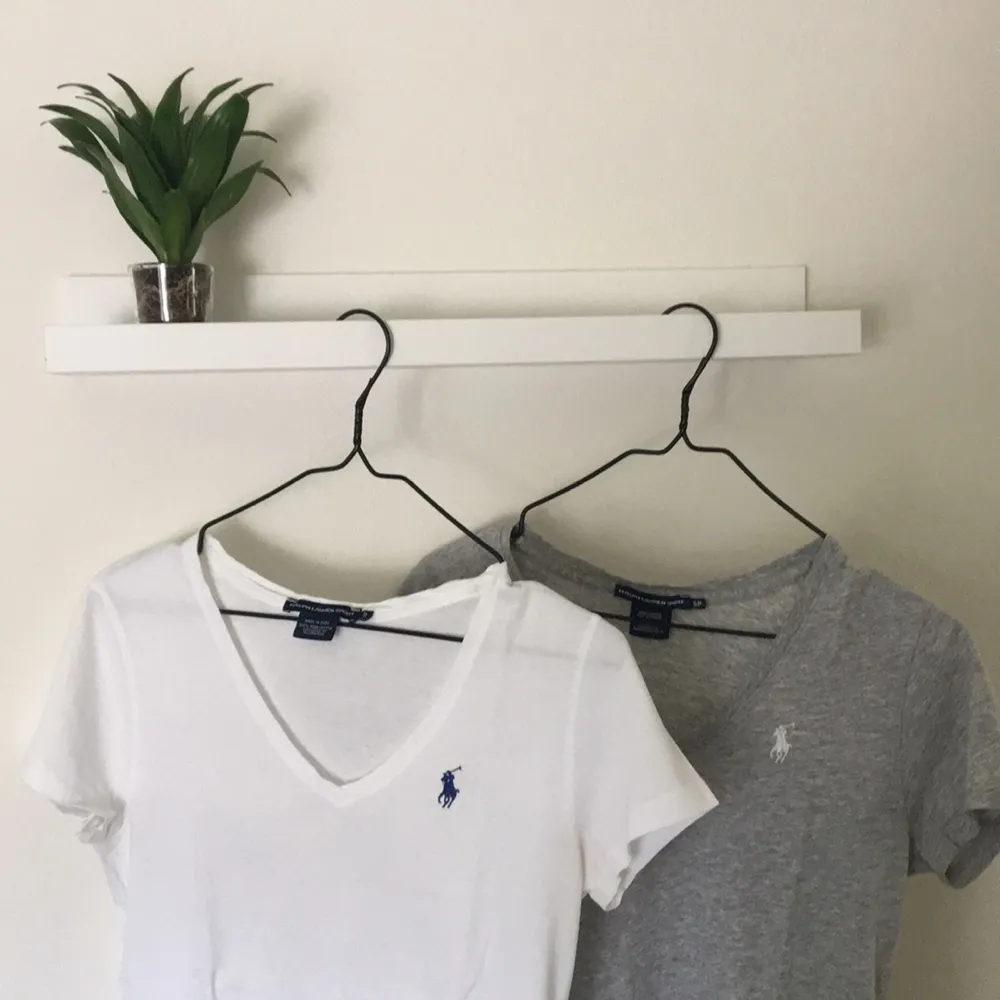 Två t-shirts ifrån Ralph Lauren. Båda för 140kr. En för 75kr . T-shirts.