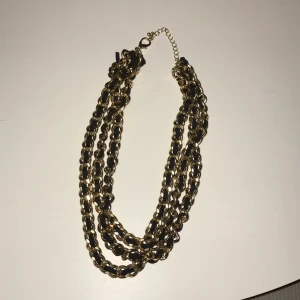  - Halsband ifrån H&M, ganska tungt. Köparen betalar eventuell frakt.  Tveka inte på att höra av er för mer info!🍑