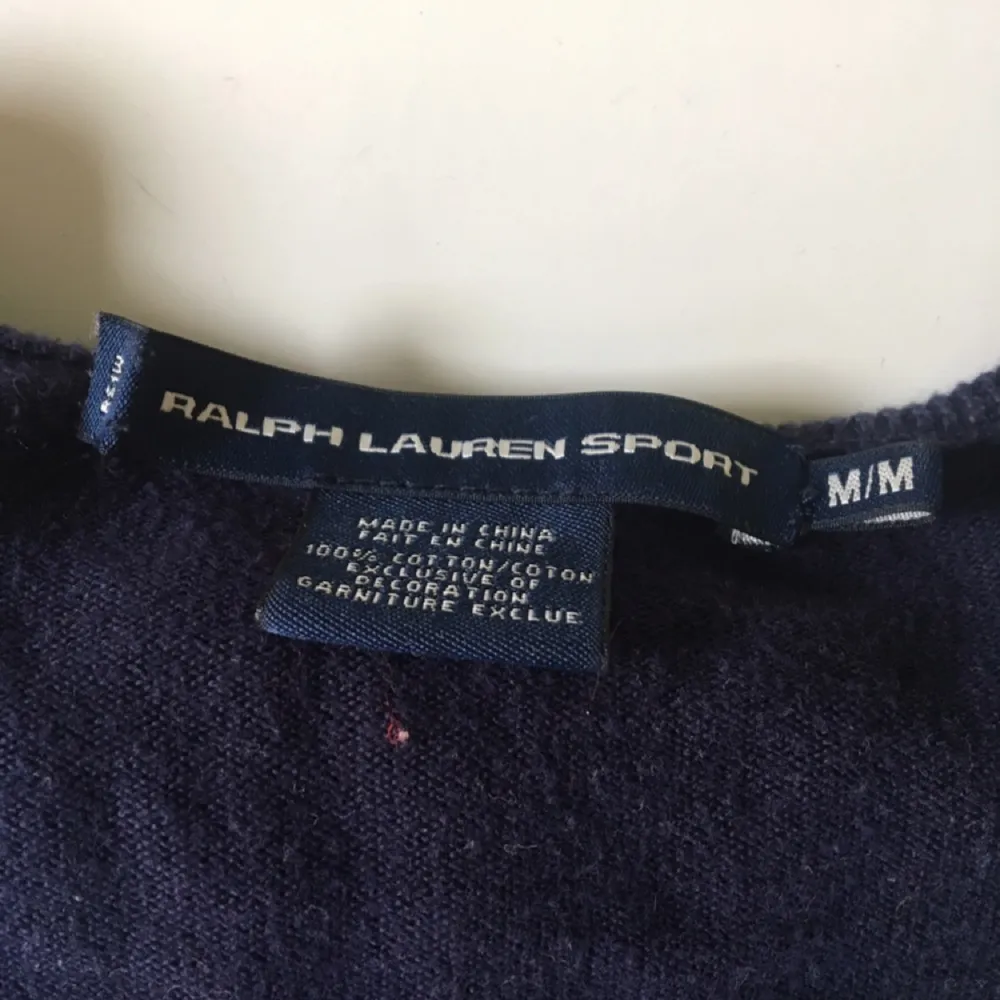 Stickad, långärmad, blå tröja från Ralph Lauren i storlek M. (Jag har vanligtvis S så funkar som S med) . Tröjor & Koftor.