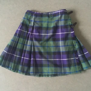  - Riktigt fin kilt för en kvinnlig kropp!💕 Köpt i Skottland från märket The Kilt i size 10.  ✨Frakten ingår!✨