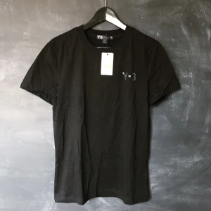  - Y-3 T-shirt, svart med svart tryck.  Säljer pga att den är lite för liten.  Aldrig använd, med taggar kvar.  Storlek: står L men är mer som S/en tight M.  Kan skickas mot frakt