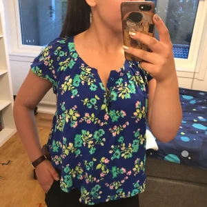  - Blommig blus från Hollister, lös passform med V-ringning. Frakt tillkommer om skickad✨✨