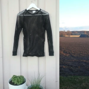  - Cool nättröja i bomull, inköpt på second hand. Toppenskick ☻ Eftersom den är så pass töjbar kommer den sitta snyggt även på S.