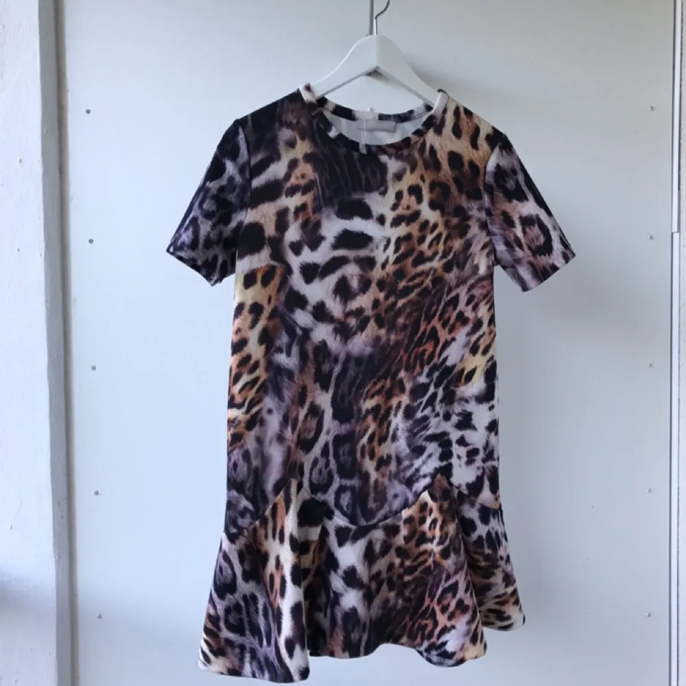 Så snygg leopardmönstrad klänning från Zara! Helt slutsåld! Oanvänd med tags kvar! . Klänningar.