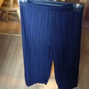  - Snygga byxor till fest eller vardag.  Tyget är sytt "sicksack" hoppas ni förstår genom bilderna (inte lätt att förklara).   Marinblå i färgen. Väldigt sköna. 
